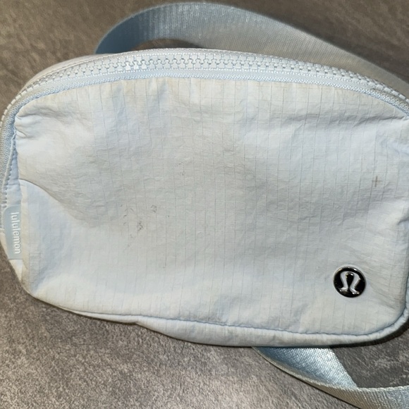 Lulu crossbody bag - Everywhere Belt Bag 1L - Picture 5 of 7